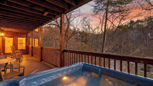 Grand Getaway Cabin by Avantstay A-frame Retreat + Hot Tub + Pool Access, Game Room Mins to Dollywood