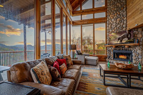 Luxury Smoky Mtn Retreat w Panorama Views Hottub