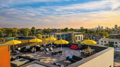 The Carter Buyout - 2 Units by Avantstay Group Stay, Sleeps 24