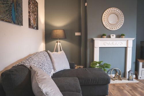 Spacious Home Ideal For Families Free Parking