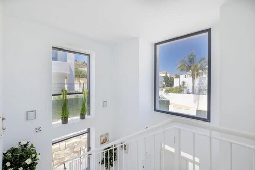 Villa - Sleeps 8 - Pool Access