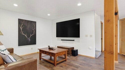 Sugar Pine by Avantstay Expansive Deck + Outdoor Dining + Fireplace + Game Room Near Pine Knot Village
