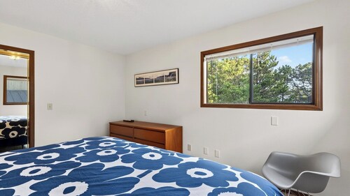 Magic Tree House by Avantstay Fire Pit + Deck + Movie Room Walk to the Beach