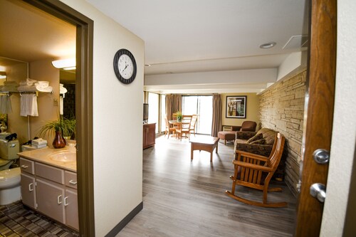 Fairway Inn & Suites