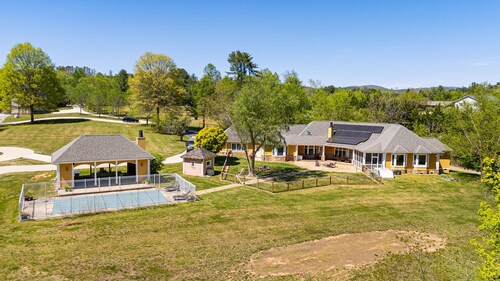 Scenic 4BR w Deck Farm Views Free Tix