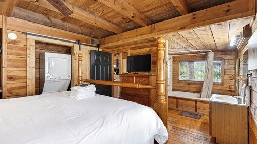 Sleeps 42, 7 Cabins Private Hot Tubs + Shared Fire Pit + Mountain Views + Covered Decks 7 Min to Townsend