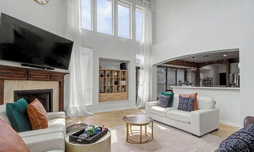 The Castle LuX Family Retreat Pool Home Theatre