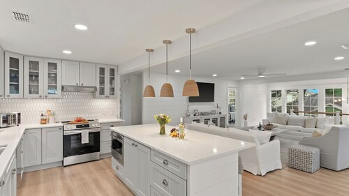 The Salty Pearl by Avantstay Sleeps 18 + Pool + Hot Tub + Wet Bar Walk to the Beach + Dining