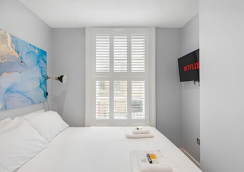 Blue Door Stay - 5 Bedroom Apartment in London, UK