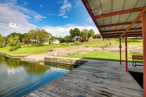 Renovated Waterfront Home With Wifi, Lake Views, Dock & Boat Lift - Dogs OK