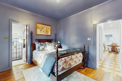 Blue Haus With Hot Tub, Shuffleboard, EV Charger - Walk to Town & Wineries