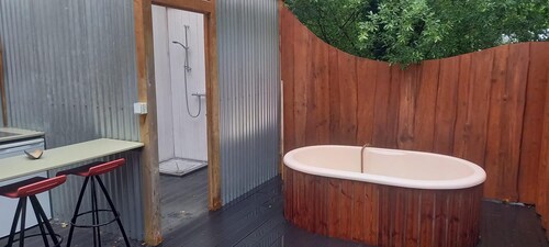 Cozy Retreat Sleeps 2 With Hot Tub & Pets Ok