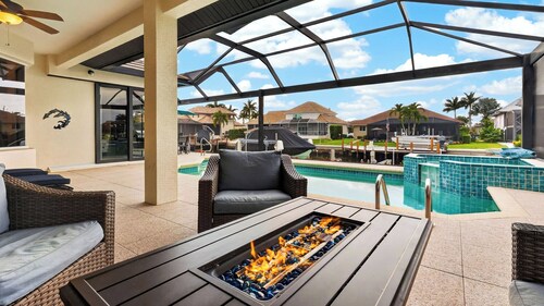Neptune's Realm by Avantstay Waterfront Home + Heated Pool + Spa + Dock Minutes to Beach