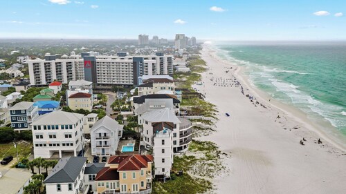 Emerald Retreat by Avantstay Sleeps 44 + Pool + Spa Theater + Game Room Walk to Beach