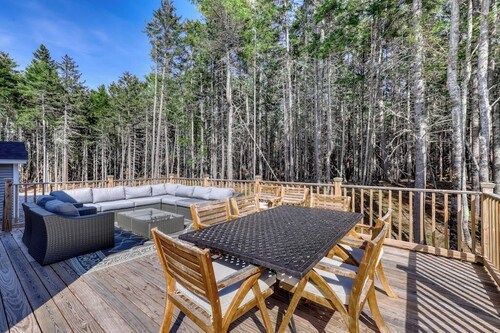 Secluded Dog-friendly Getaway w/ Free Wifi, Private Washer/dryer, Furnished Deck