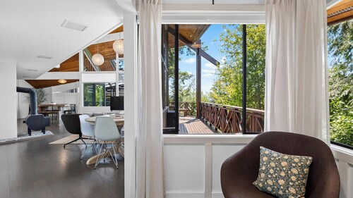 The Grove at Mutiny Bay by Avantstay Walk to Beach Shared Pool + Pickleball Court + Water Views