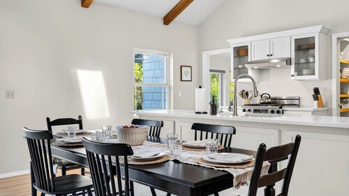 Edgefield Farmhouse by Avantstay Hot Tub + Firepit + 5 Private Acres Trailhead + Forts Nearby