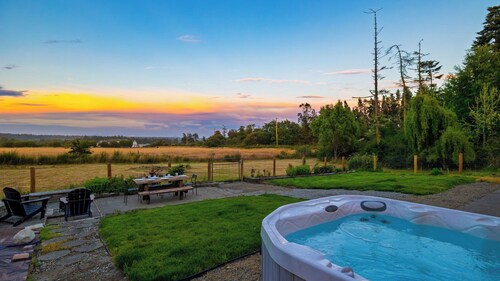 Edgefield Farmhouse by Avantstay 5-acre Estate Private Trail Access + Hot Tub + Fire Pit + Views
