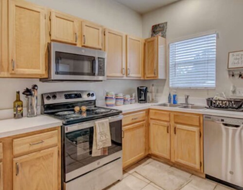Gorgeous Townhome UF Campus Adjacent Full Kitchen