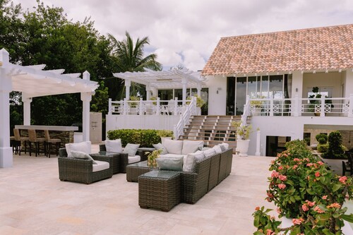 Luxury9BR Villa39 Juanillo Private Beach