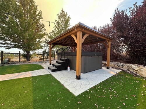 Reno Retreat - 3BR Oasis w Swim Spa, Hot Tub