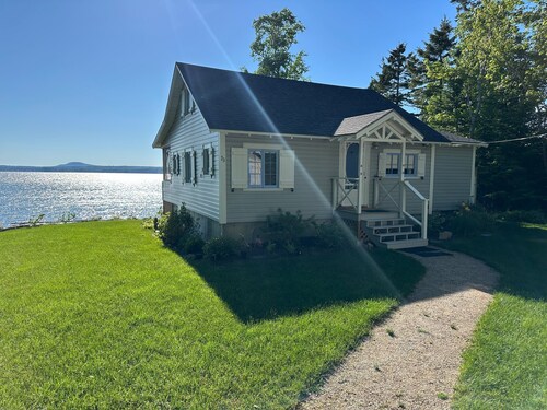 Sunset Cottage: Bayfront 3BR Cottage With Beach Access, Fire Pit, Wifi, and Acadia Nearby