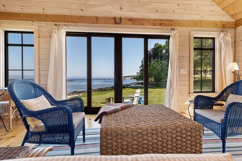 Aril Cottage-waterfront Escape With Ocean Views
