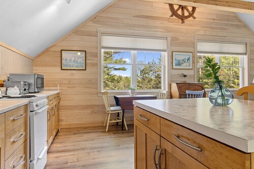 Riverbend Perch - River-view Retreat for 2 With Kitchen, Patio, AC, Wi-fi