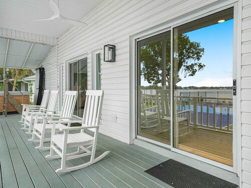 Luxe Lakefront w Pool Pickleball Private Dock
