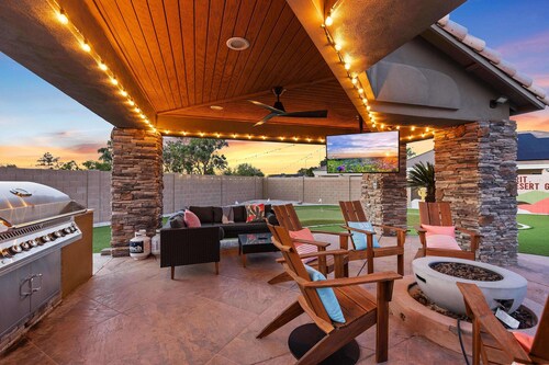 Luxury 6BR Retreat - Pool BBQ Theater and Games