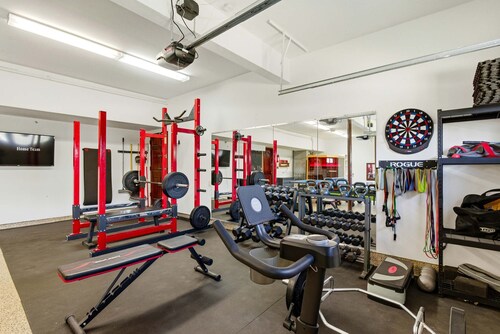 Indoor Pool Spa - Gym - Sauna - Pickleball Court