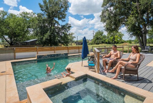 2 Home Getaway-pool-hot Tub-pickleball Court