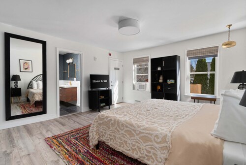 Modern 3BR Retreat Sauna Hot Tub Walk to Dining