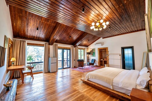 Chaoxi Alpine Lake Cabin