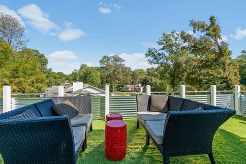 Modern Retreat Hot Tub Bar Patio HPU