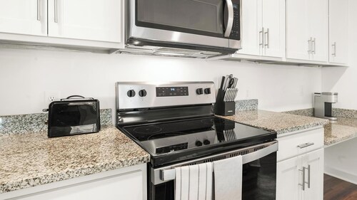 Landing Amazing 1bd, Pool