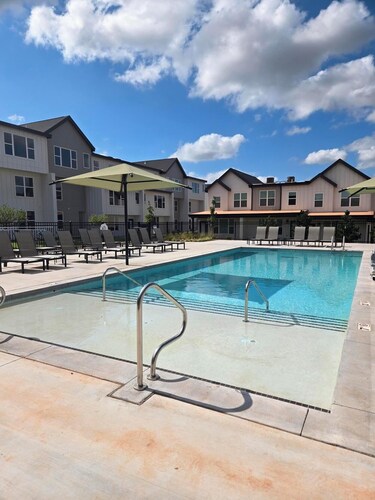 Landing Modern 2bd, Pool, Clubhouse