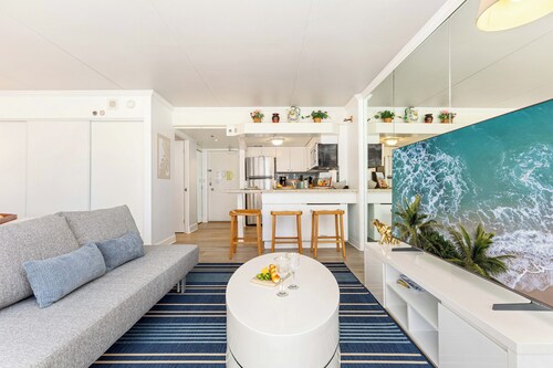 Stunning Ocean & Fireworks Lagoon View From Condo at Ilikai W/full Kitchen