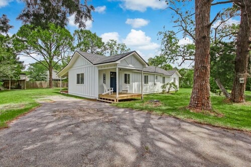 4BR Retreat Fire Pit 1 Mile to Beach