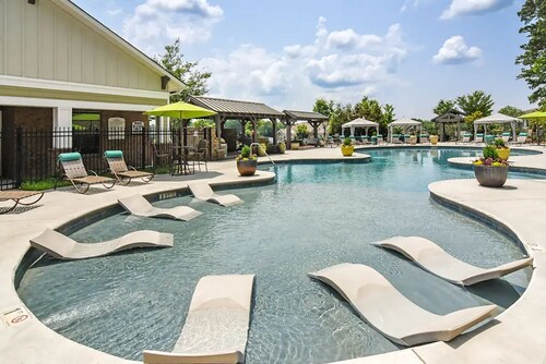 Landing Beautiful 2bd, Pool, Gym