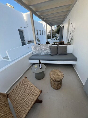 CAELI PAROS by Kostas and Ioanna Studios