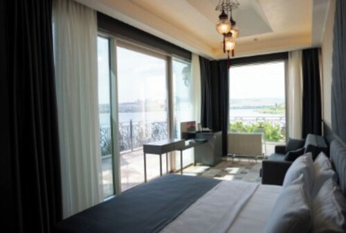Kronos Hotel