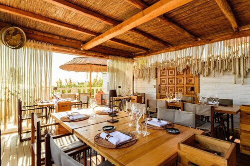 Cumeja - Beach Club & Hotel
