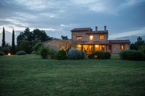 Herrliche mittelalterliche Villa mit Blick auf Todi