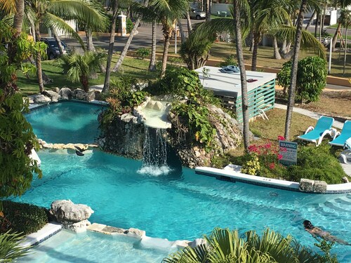 Deluxe 1BR Villa - Kitchen- 2 Pools - WiFi - Beach- Located on Beachfront Resort