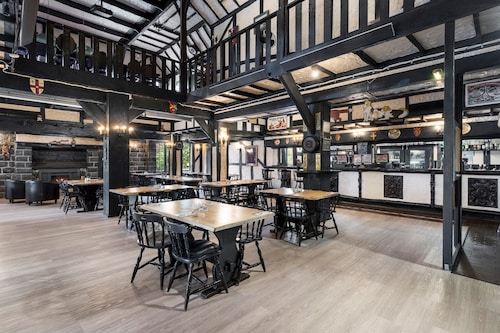 The Fox and Hounds Historic Hotel