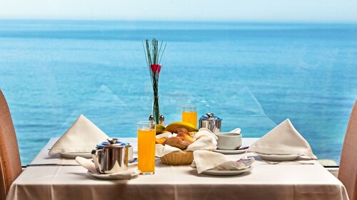 Carcavelos Beach Hotel