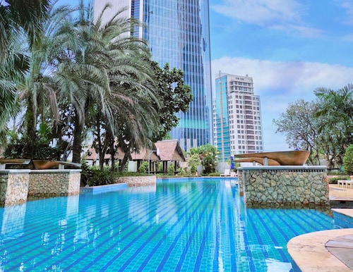 The Ritz-Carlton Jakarta, Mega Kuningan