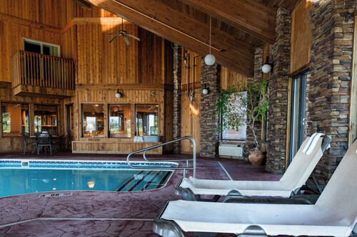 Pinedale Hotel & Suites