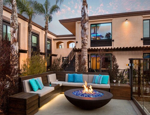 The Cove Hotel, Long Beach